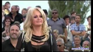 Bonnie Tyler in unlovely situation on the stage [upl. by Etneciv920]