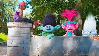 Trolls and Humpty Dumpty sat on a wall Song for kids Тролли и Юля Песенка про ШалтаяБолтая [upl. by Adni330]