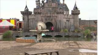 Dismaland parc dattractions lugubres imaginé par Banksy [upl. by Ingram]