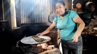 Preparando unos blanquillos con cebolla y hoja de platano [upl. by Suivatna696]