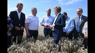 Visite de Marc Fesneau à Sainville EureetLoir pour constater la moisson catastrophique [upl. by Holly]