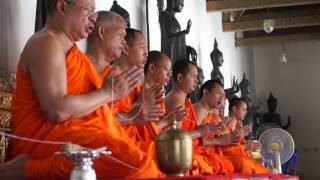 Monjes budistas tailandeses rezando en un templo de Bangkok [upl. by Munshi]