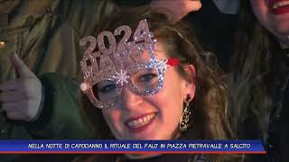 NELLA NOTTE DI CAPODANNO IL RITUALE DEL FALO IN PIAZZA PIETRAVALLE A SALCITO [upl. by Nagn]