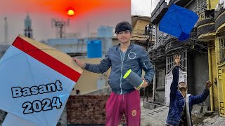 Basant 2024  Sunday Kite Catching in Streets 🤩 itny zada guddy loot lea🙉😂  25 oura dia 😅 [upl. by Tigges504]