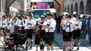 CSD Muenchen 2011 Die feschen Boys hier mit bayrischer Tracht beim Schuhplatteln [upl. by Aser]