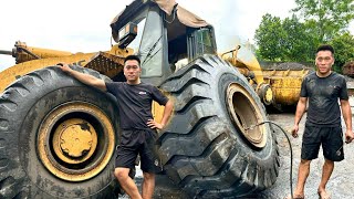 Auto repair how a talented mechanic changes the tire of a giant 30ton excavator [upl. by Tijnar]