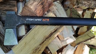 Fiskars X27 wood splitting axe acacia maple [upl. by Eislrahc]