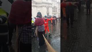 ARRIVO DELLA BEFANA IN PIAZZA NAVONA 2  FESTA EPIFANIA 2024 [upl. by Leeland]