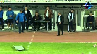 Nicolae Manea arunca spre arbitru cu targa [upl. by Yesdnyl]