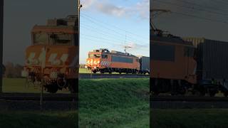 RFO 1830 met beladen containers goederen passeert Kleine Vosstraat Brummen treinleven [upl. by Davena]