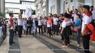 Demo Buruh Tuntut Kenaikan UMK Kota Semarang Jadi Rp 27 Juta [upl. by Enilegna]