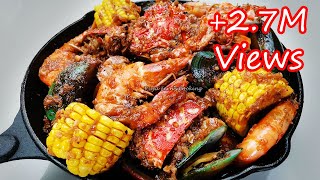 HOW TO COOK SEAFOOD BOIL WITH SPICY GARLIC BUTTER CAJUN SAUCE  MUST TRY RECIPE  SUPER EASY [upl. by Sidwohl]