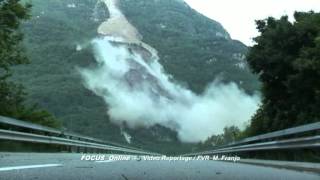 Hier krachen 300 000 Kubikmeter Gestein ins Tal  Gewaltiger Bergsturz in der Schweiz [upl. by Erastatus]