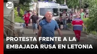 Manifestantes se juntaron frente a la Embajada rusa en Letonia [upl. by Alletnahs]