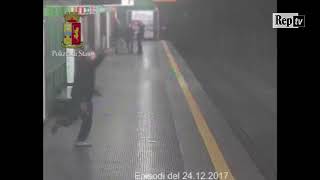 Vandali in metrò a Milano 30 minorenni spaccano tutto Violenza demenziale [upl. by Revlis]