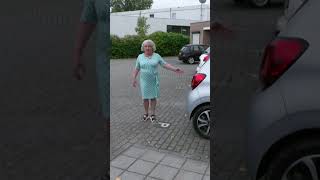 Buurvrouw RIJDT SCHADE ondanks voldoende parkeerruimte  KIJK shorts [upl. by Larson]