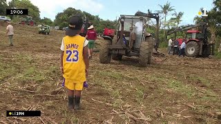 Un concours de marche arrière en tracteur avec remorque [upl. by Ellenet]