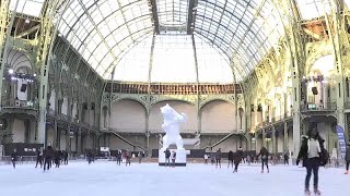 A Paris le Grand Palais se métamorphose en patinoire géante [upl. by Ammann]