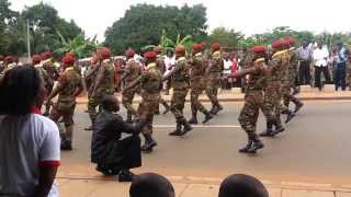 Bénin  Défilé de la Fête de lindépendance 2013 à AbomeyCalavi Le chant des prachutistes [upl. by Nailij]