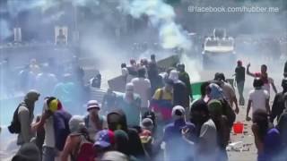 Unruhen in Venezuela Erneut gewaltsame Proteste gegen Präsident Maduro [upl. by Etteval569]