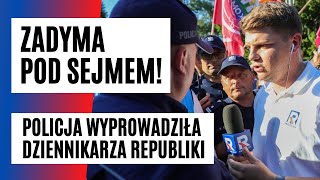 Wielka AWANTURA na STRAJKU Kobiet POLICJA wyprowadziła z tłumu dziennikarza Republiki  FAKTPL [upl. by Neeham560]