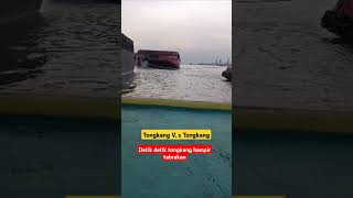 Hampir saja adu besi tongkang kapal tugboat laut [upl. by Atinuhs]