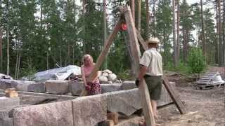 Bobrikovin mökki Kolmijalka sokkelikivien asennuksessa heinäkuu 2010mp4 [upl. by Nellak979]