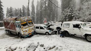 HEAVY SNOWFALL IN NARKANDA  CARS SLIDING ON ROAD  NARKANDA  SHIMLA HIGHWAY LIVE UPDATE [upl. by Nauqat]