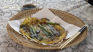 HanCOOK How to make korean style Green onion pancake Haemul Pajeon Recipe [upl. by Kohler]