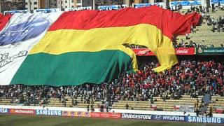 Chilenos rompen la bandera gigante de Bolivia · Clasificatorias Brasil 2014 [upl. by Hgielar201]