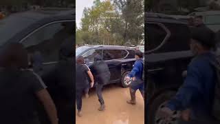 Vecinos de Paiporta DESTROZAN el coche de Pedro Sánchez cuando huía de Paiporta [upl. by Christiana359]