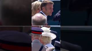 NORMANDÍA  Macron lanza un beso al aire a los reyes de Inglaterra en la celebración del Día D [upl. by Harewood879]