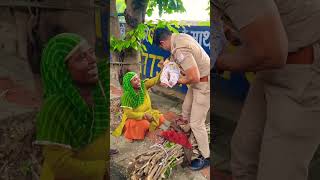 माँ अपनी परेशानी कितनी जल्दी भूल जाती हैं😥🙏motivation respect mom love humanity help uppolice [upl. by Yalcrab537]