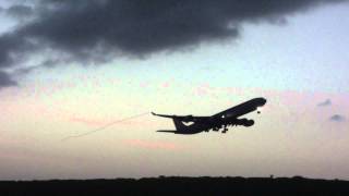 A340600 Takeoff Wingtip vortex Despegue de un A340600 Vortices visibles en los winglets [upl. by Chaves]