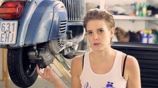 VESPA  Wie Wechsel ich das Getriebeöl  How to change gear oil [upl. by Nevet20]