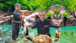 Dwarf Family Takes Daughter to School and Catches Giant Mountain Crab [upl. by Daren647]