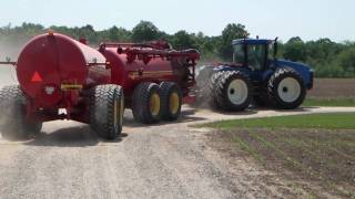 New Holland Articulating Tractor Spreading Manure with a Nuhn Quad Train [upl. by Portwine178]