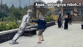 Patungnya Roboh Statue prank funniest Reactions Prank Patung Hidup [upl. by Desiri]