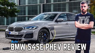 BMW 545e PHEV REVIEW  zescilinder en stekker in je zakensedan 2021 [upl. by Nesta817]