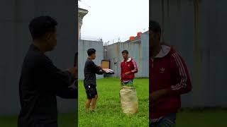 Sosial eksperimen tes kejujuran uang satu koper ke pemotong rumput  ternyata dia bohong [upl. by Yslehc]