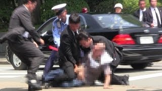 独占スクープ安倍晋三総理車列に男突入即警視庁SPに取り押さえられる終戦の日 2013815 [upl. by Eleanor]