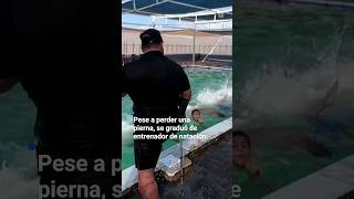 Sin una pierna este hombre se convirtió en instructor de natación [upl. by Blackman150]