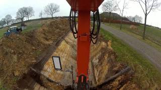 SLOTEN GRAVEN Met HITACHI 210 LC TALUD BAK en LAZER [upl. by Fina]