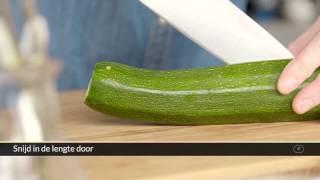 How To  Zo snijd je courgette [upl. by Htnnek]