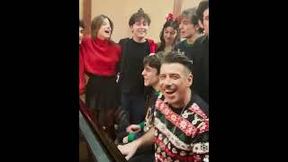 Francesco Gabbani Canta Spazio tempo con i protagonisti de Un Professore 16 dicembre 2021 [upl. by Enahsed]