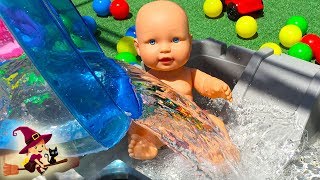 🐠 LA BEBE JUEGA en la PISCINA con BOLAS de COLORES 🌈 [upl. by Arabelle]