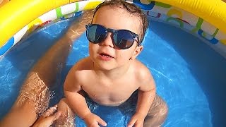 O REI DA PISCINA DE ÓCULOS DE SOL Verão na Piscina do Bebê Caiçara  Pool Baby Fun Sunglass [upl. by Massab143]