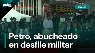 Petro llegó tarde al desfile militar del 20 de julio y lo chiflaron  Pulzo [upl. by Selrhc]