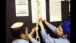 Tzitzit Workshop  Tzivos Hashem Traveling Craft Workshops  JewishChildrencom [upl. by Geldens758]