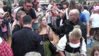 Ordner schmeissen Randalierer auf Oktoberfest raus [upl. by Irianat]